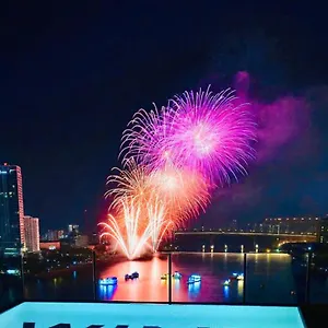Wink Icon Riverside - Luxury - 24hrs & Rooftop Pool Bar ***** Da Nang