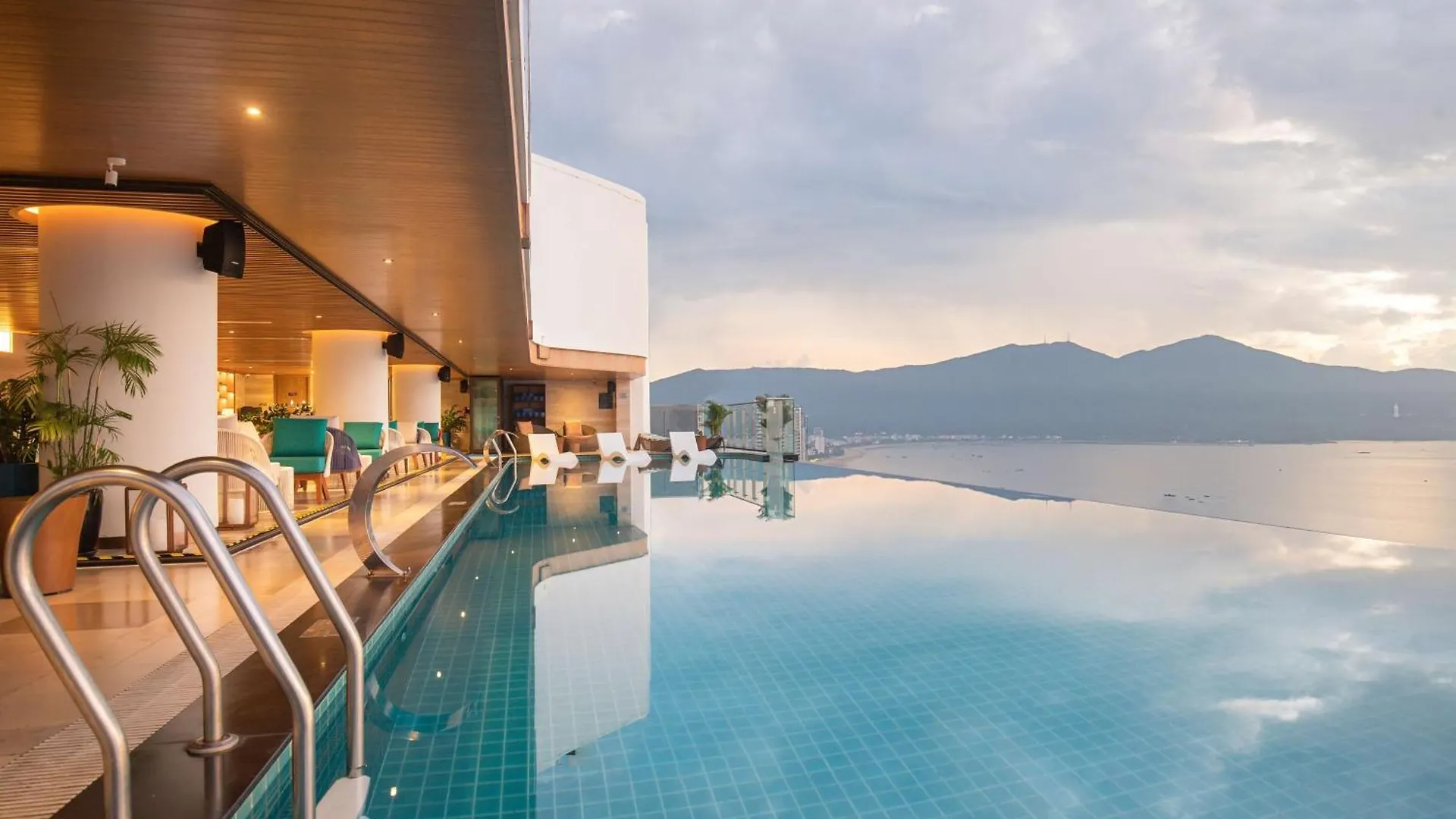 *****  Radisson Hotel Danang Βιετνάμ